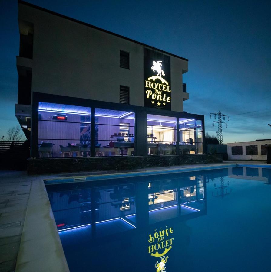 Hotel Del Ponte Targoviste Exterior foto